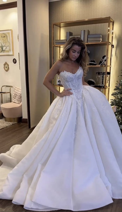 Classic Bridal Gown Ball Gown Sweetheart Lace White Wedding Dresses Minimalist Bridal Gowns DP1683
