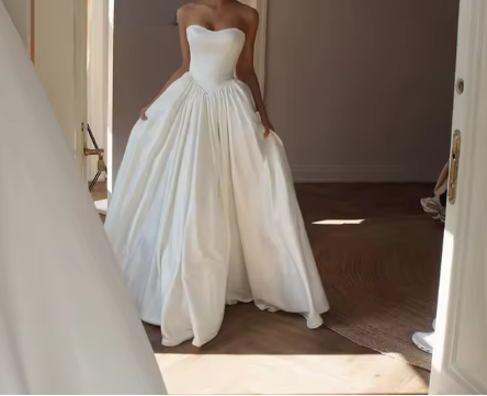 Pretty Wedding Dress Ball Gown Strapless Satin White Long Wedding Dresses Bridal Gowns DP1826