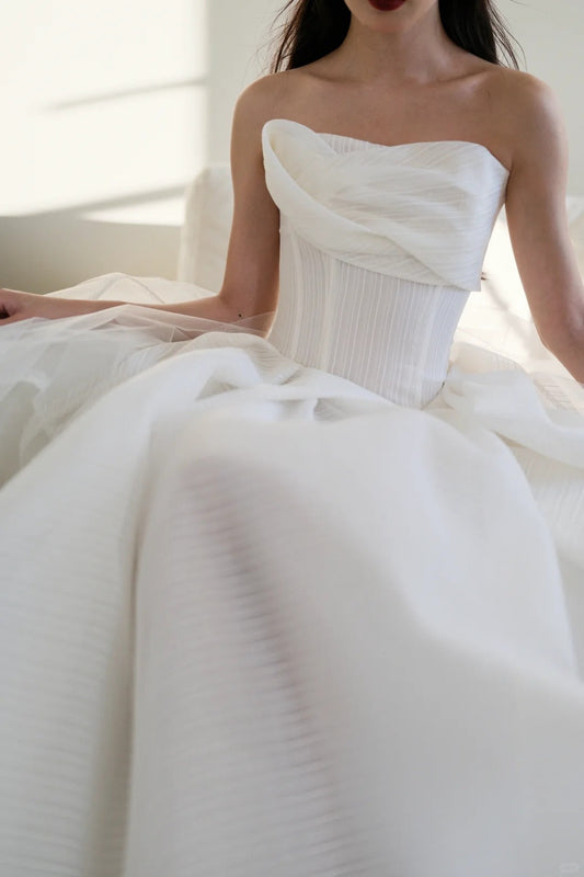 Timeless White Ball Gown Strapless Wedding Dress Tulle  Elegant Bridal Gown DP2888