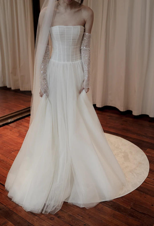 Timeless Strapless Ball Gown Tulle Wedding Dress Elegant Ivory Sleeveless Bridal Dress DP2972