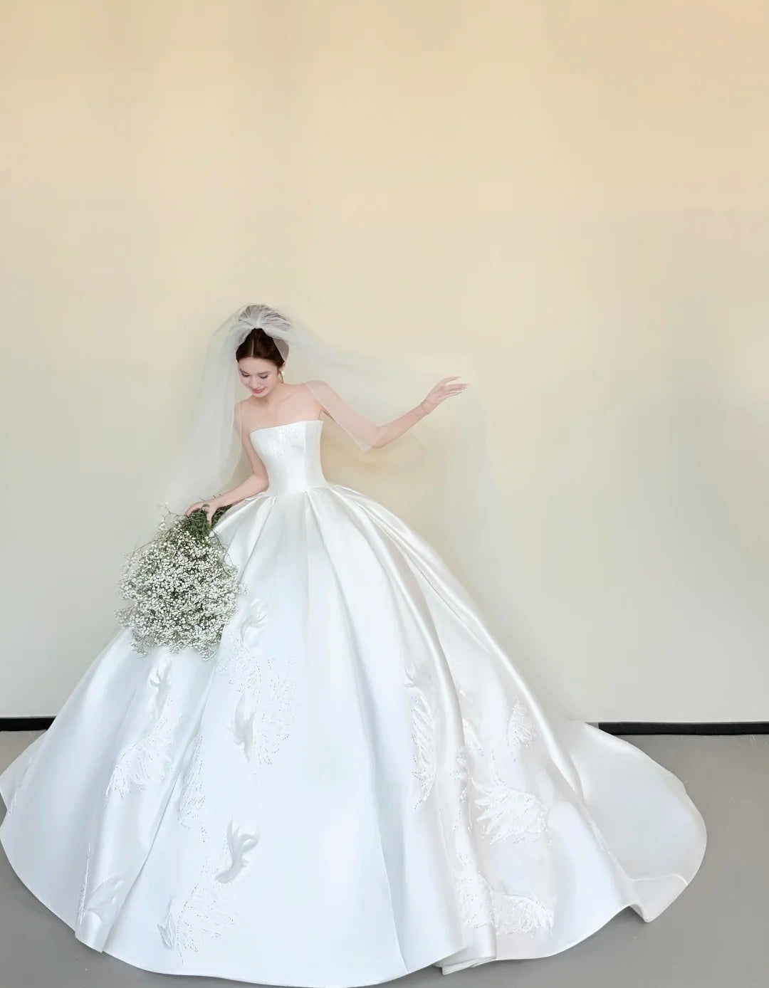 Timeless Strapless Luxury Wedding Dresses White Ball Gown Satin Applique Train Bridal Gowns DP2988