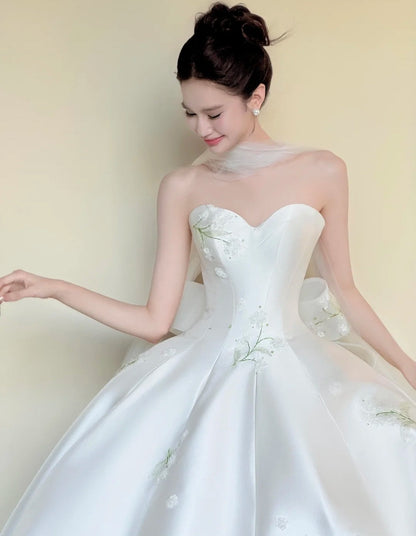 Timeless Sweetheart Neck Luxury Wedding Dresses White Ball Gown Satin Applique Long Bridal Gowns DP2990