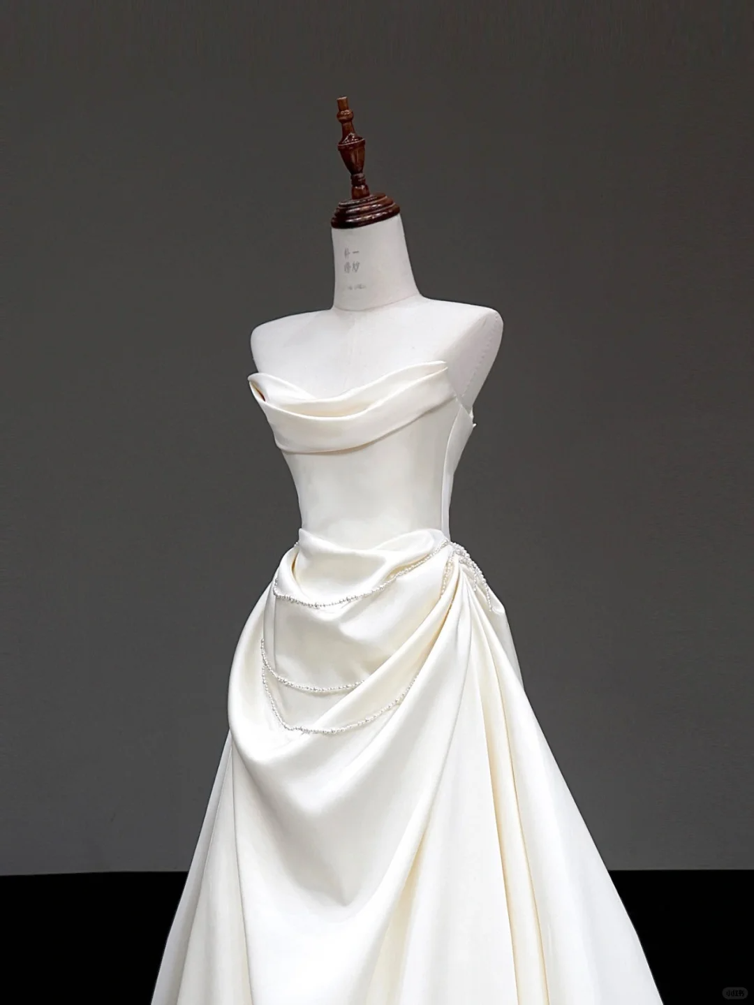 Unique Bridal Gown Ball Gown Strapless White Satin Sleeveless Wedding Dresses Bridal Gowns DP657