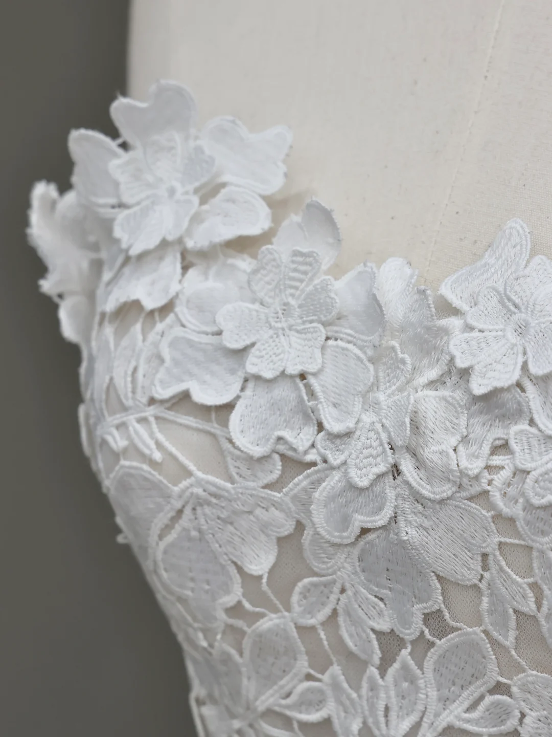 Unique Bridal Gown Ball Gown Strapless White Lace Wedding Dresses Bridal Gowns DP653