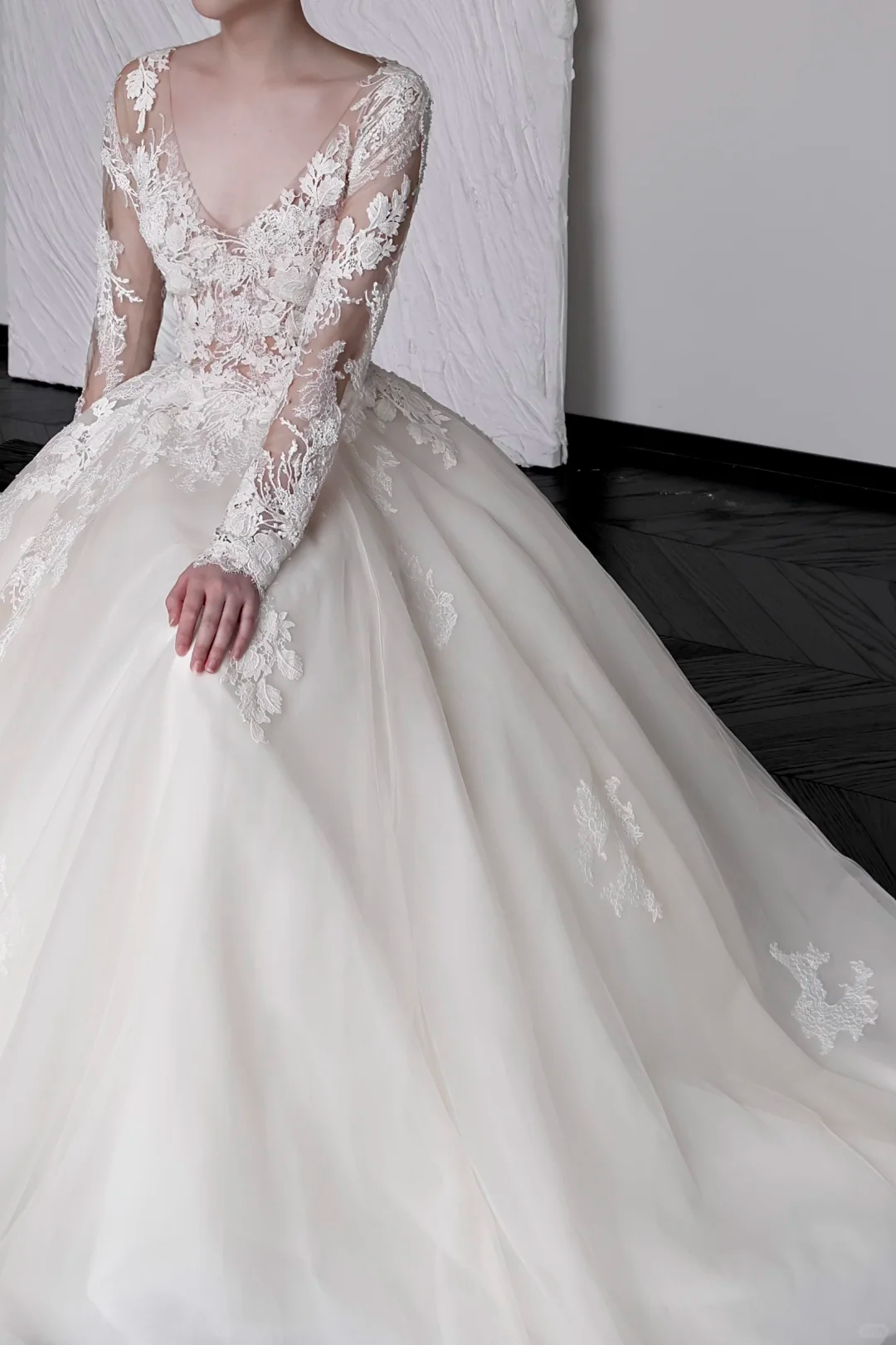 Unique Bridal Gown Ball Gown V Neckline Long Sleeves White Lace Wedding Dresses Bridal Gowns DP843