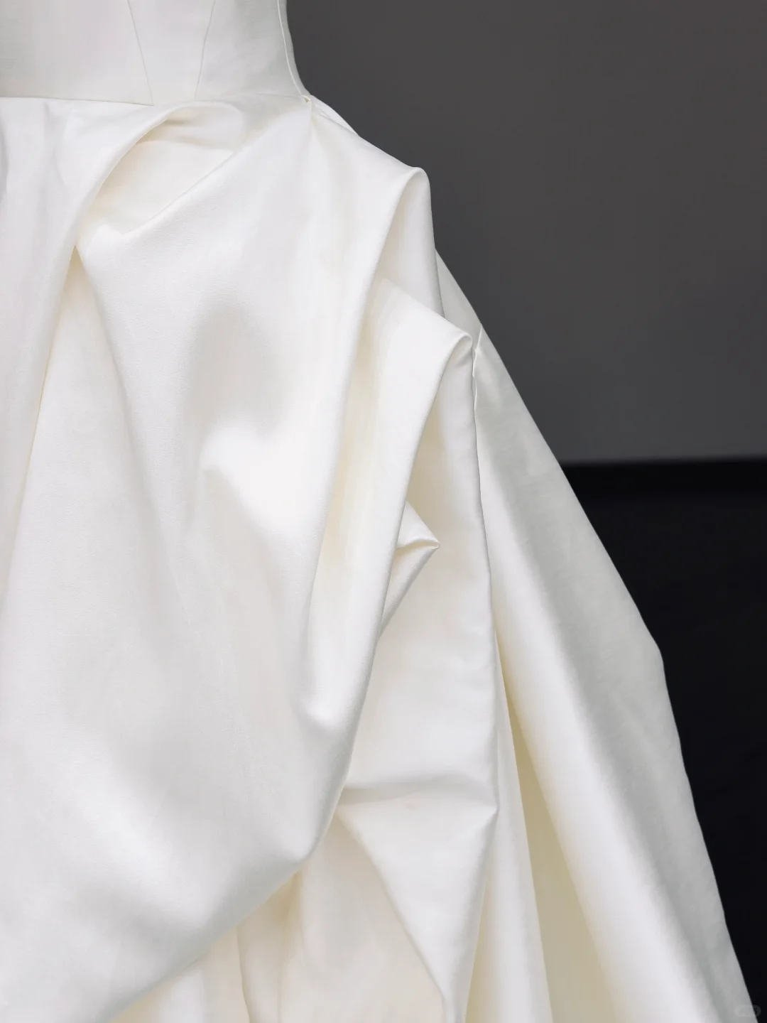 Timeless Bridal Gown Ball Gown Strapless White Satin Wedding Dresses Bridal Gowns DP874