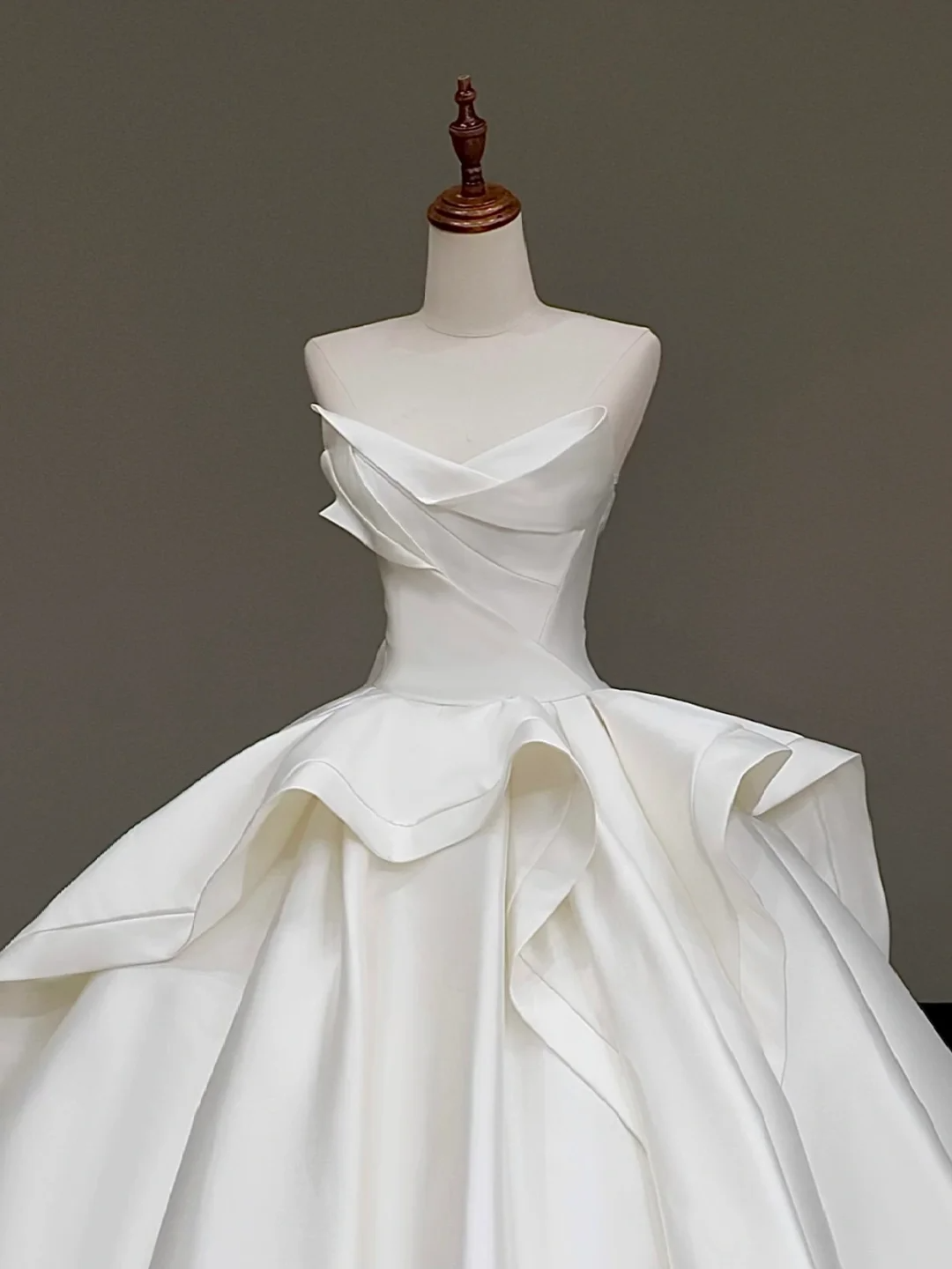 Timeless Bridal Gown Ball Gown Sweetheart White Satin Wedding Dresses Bridal Gowns DP838