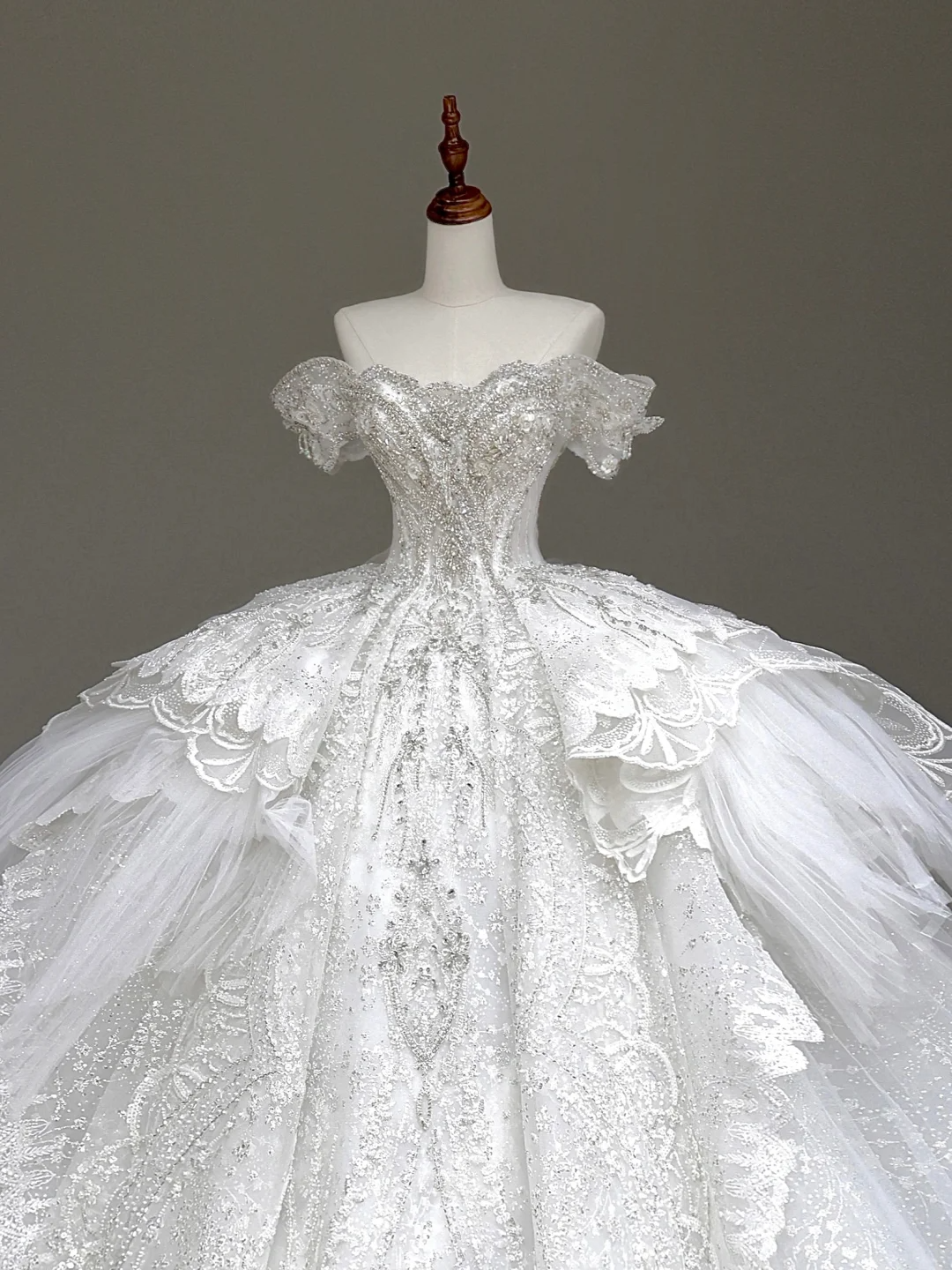 Princess Bridal Gown Ball Gown Off The Shoulder White Sequin Beads Wedding Dresses Winter Bridal Gowns DP875