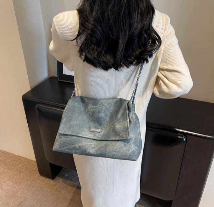 Commuter bag women's large capacity autumn and winter new fashion niche chain shoulder messenger bag ED0100