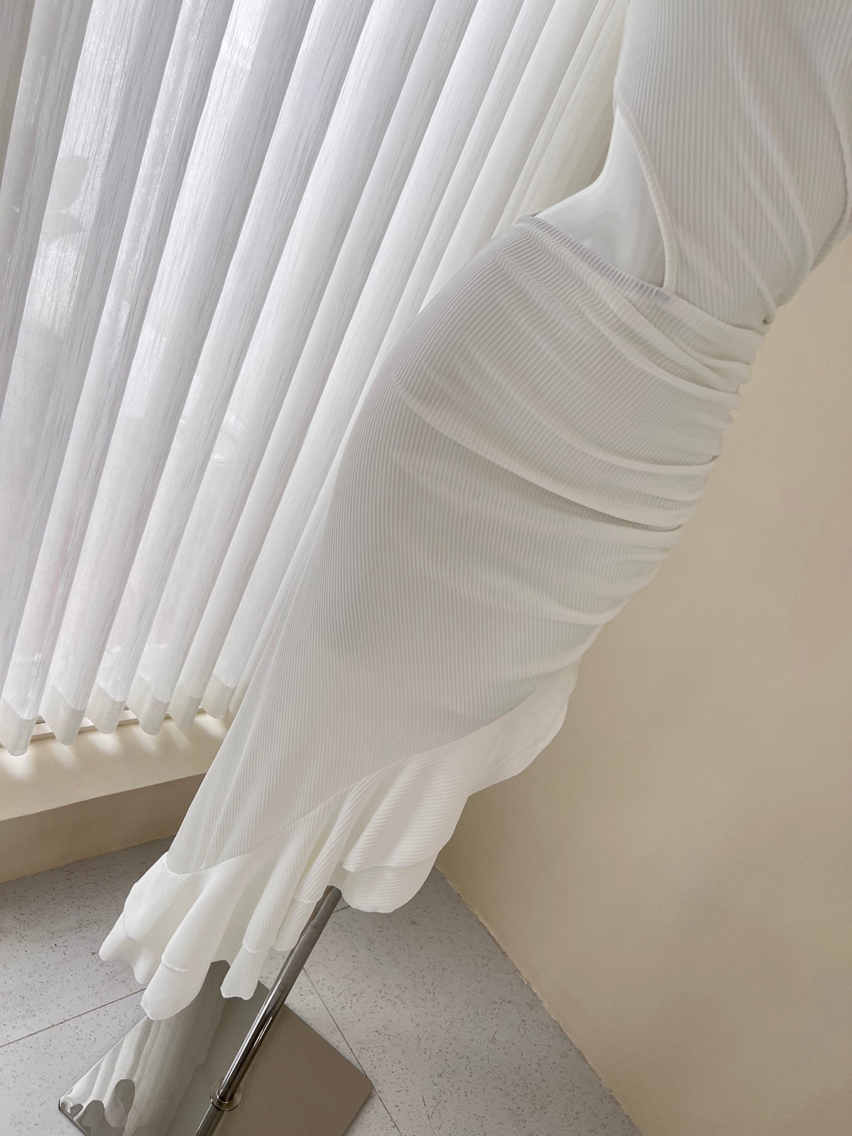 sleeveless dress with ruffled slits HZ1024
