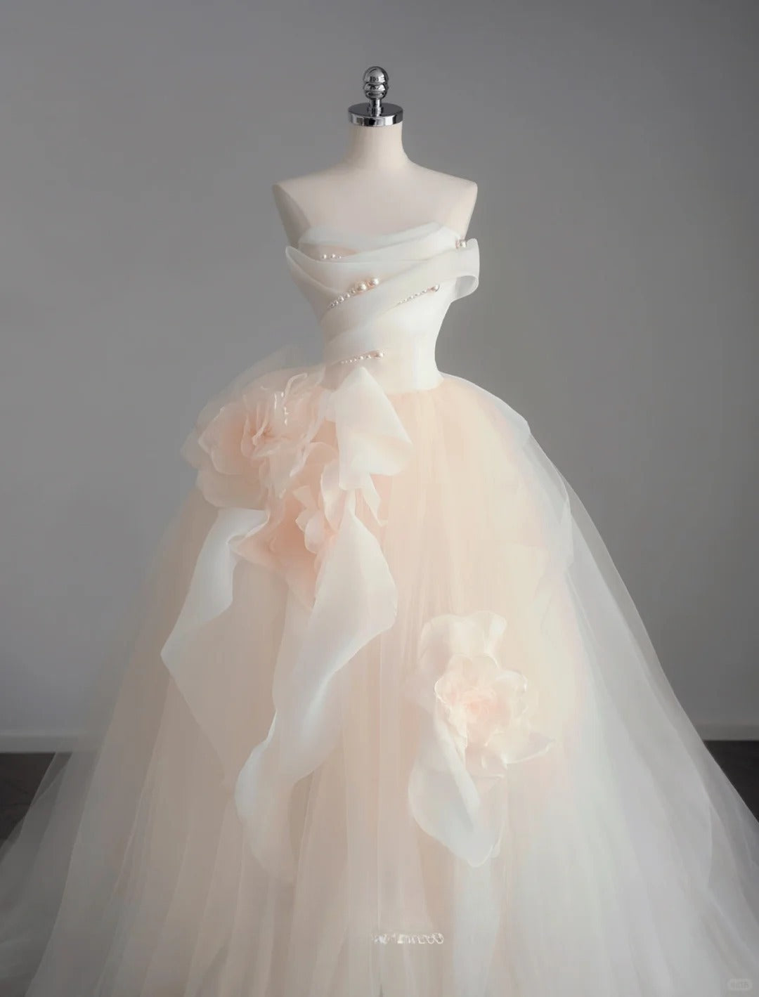 Light Champagne A-Line Strapless Tulle Wedding Dressï¼_entle Beaded Long Bridal Dress ED01352