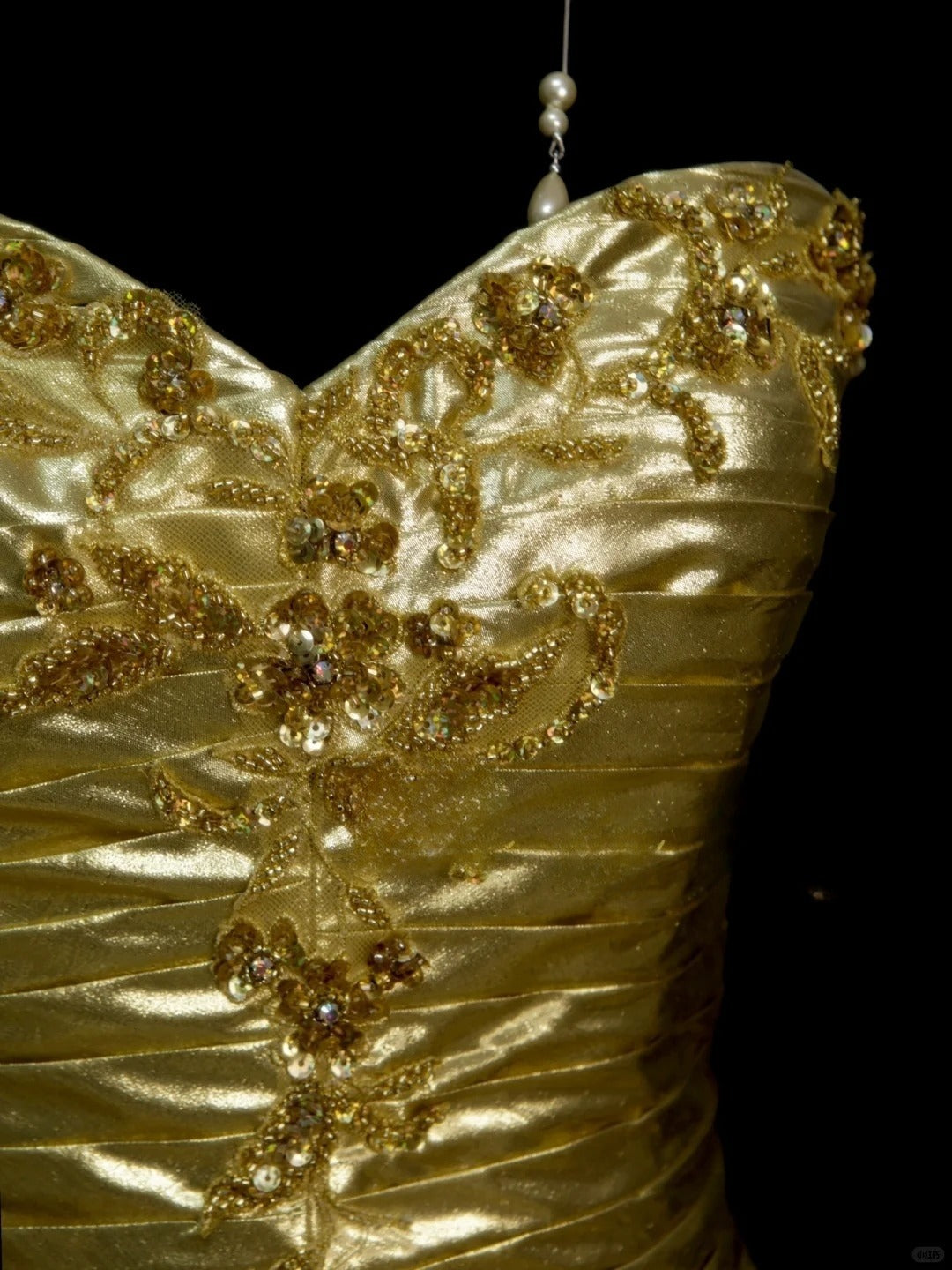 Gold Sweetheart Neck A-Line Homecoming Dress Satin Beaded Short Prom Dresses HZ1024