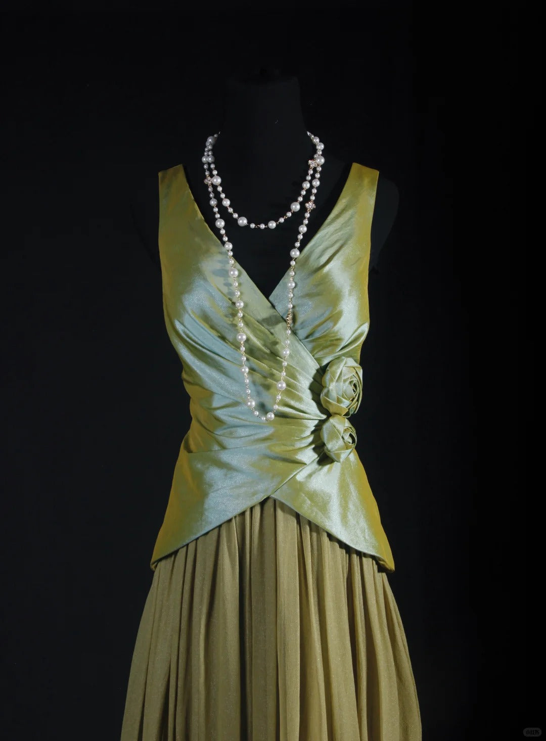 Elegant Green V-neck A-Line Tulle Satin Long Prom Dresses Retro Evening Gowns ED03179