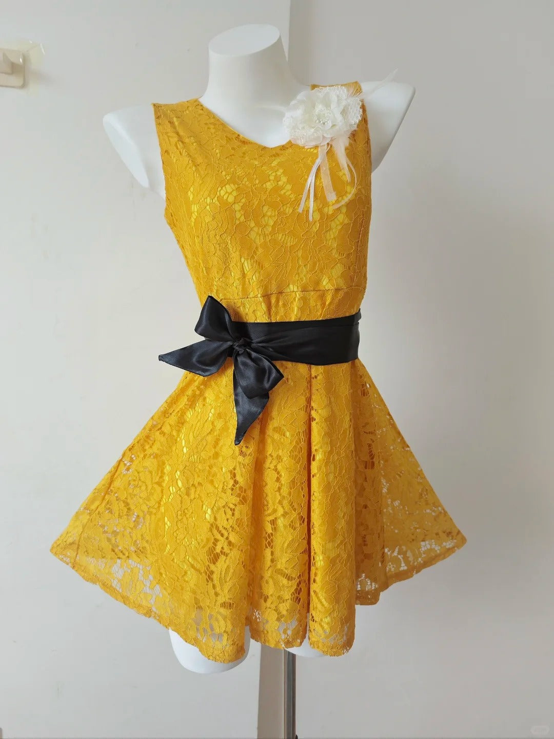 Gorgeous Yellow Jewel A-Line Lace Short Party Dress ED03183