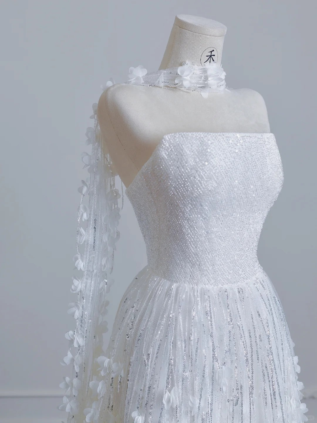 Elegant Ivory Strapless Bridal Gown A-Line Tulle Beaded Wedding Dress Modest Applique Bridal Dress ED03704