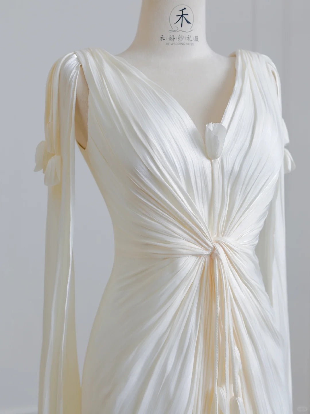 Elegant Light Champagne V-Neck Bridal Gown Sheath Chiffon Wedding Dress Modest Applique Bridal Dress ED03705