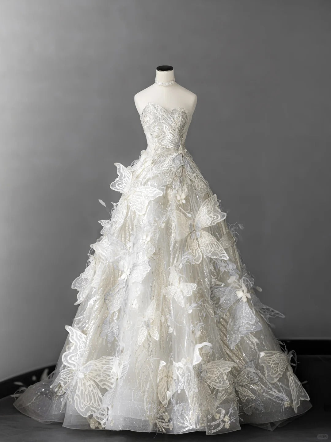 White A-Line Bridal Gown Strapless Beaded Sequin Wedding Dress Modest 3D Butterfly Bridal Dress HZ1024