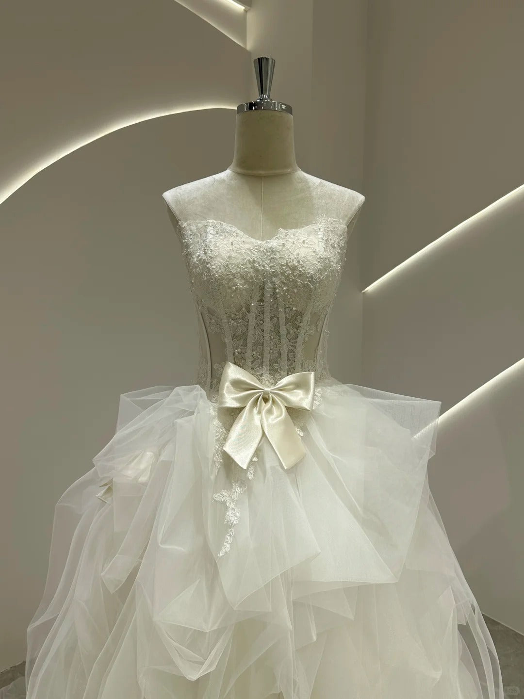 White Strapless Ball Gown Wedding Dress Tulle Applique Bridal Dress HZ1024