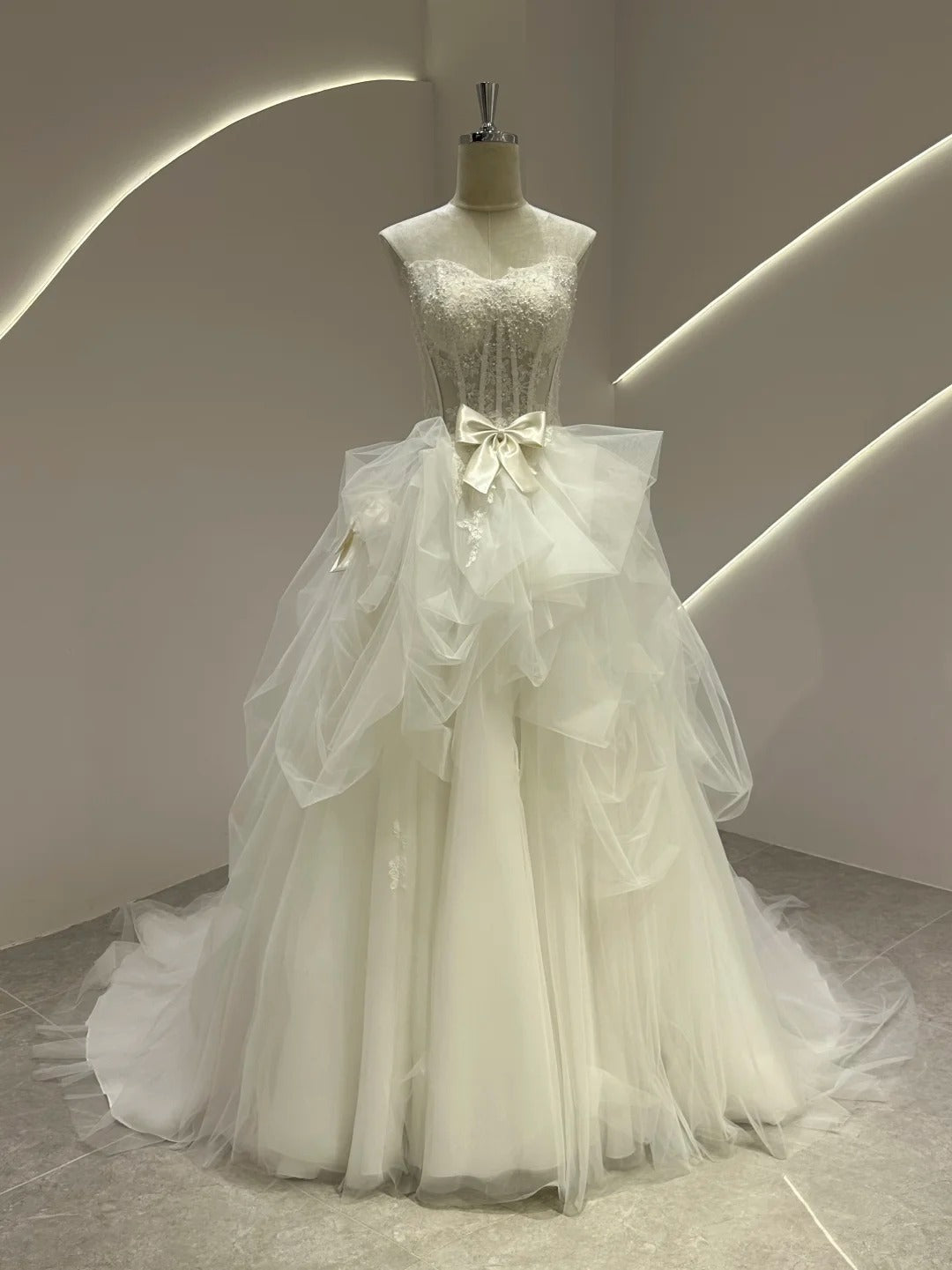 White Strapless Ball Gown Wedding Dress Tulle Applique Bridal Dress HZ1024