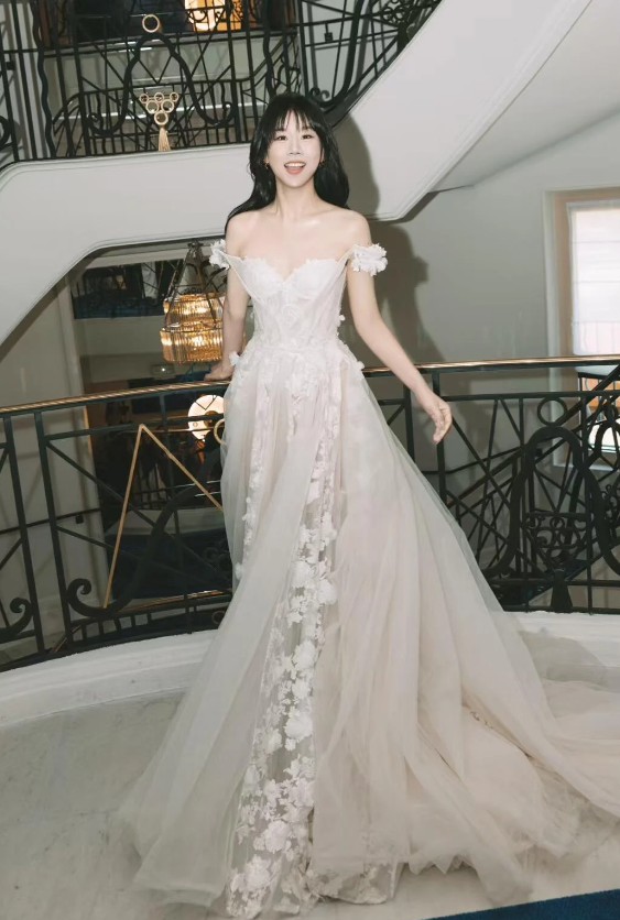 Off-the-shoulder A-Line Long Wedding Dresses Tulle Applique Sleeveless Bridal Gowns Ivory Bridal Dresses HZ1024