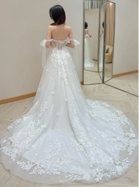 Off-the-shoulder A-Line Long Wedding Dresses Applique Tulle White Bridal Gowns HZ1024