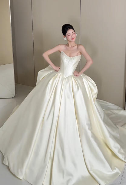 Elegant Strapless Ball Gown Long Wedding Dresses Sleeveless Light Champagne Bride Gowns Satin Bridal Dresses ED05000
