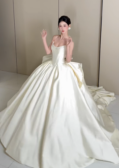 Elegant Strapless Ball Gown Long Wedding Dresses Sleeveless Light Champagne Bride Gowns Satin Bridal Dresses ED05000