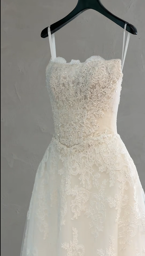 Gorgeous Strapless A-line Long Weddng Dresses Lace Appliques White Bridal Gowns Sleeveless Bridal Dresses ED05570