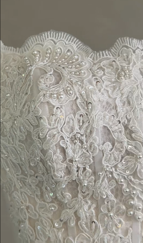 Gorgeous Strapless A-line Long Weddng Dresses Lace Appliques White Bridal Gowns Sleeveless Bridal Dresses ED05570