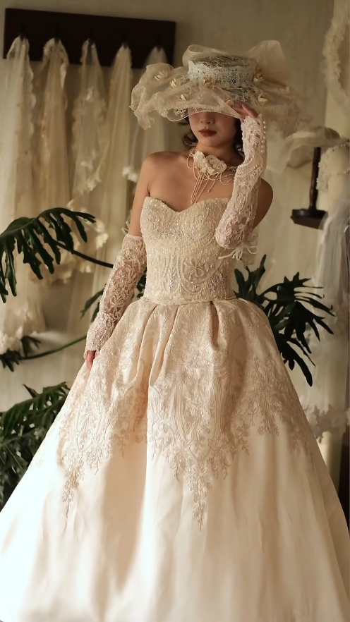 Vintage Sweetheart A-Line Long Wedding Dresses Satin Applique Light Champagne Bridal Dresses Sleeveless Gowns  ED05587