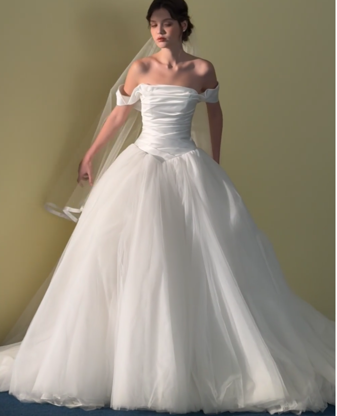Simple Off-shoulder A-Line Long Wedding Dresses Tulle White Bridal Gowns Sleeveless Bridal Dresses ED05672