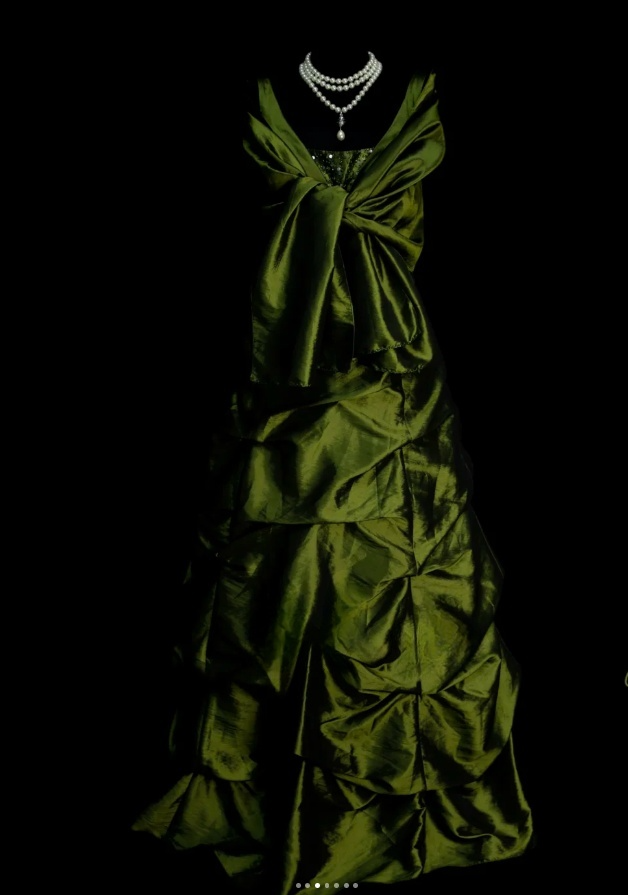 Elegant Green Long Prom Dresses V-Neck A-Line Evening Dresses Satin Sleeveless Birthday Dresses ED06136