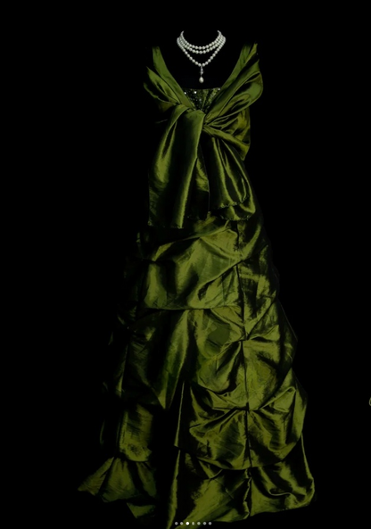 Elegant Green Long Prom Dresses V-Neck A-Line Evening Dresses Satin Sleeveless Birthday Dresses ED06136