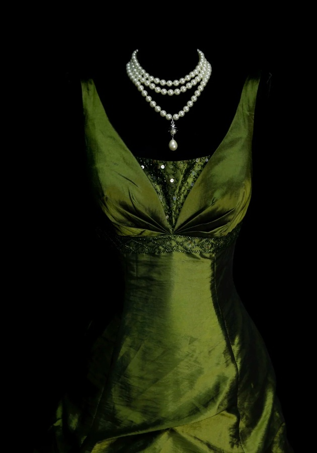 Elegant Green Long Prom Dresses V-Neck A-Line Evening Dresses Satin Sleeveless Birthday Dresses ED06136
