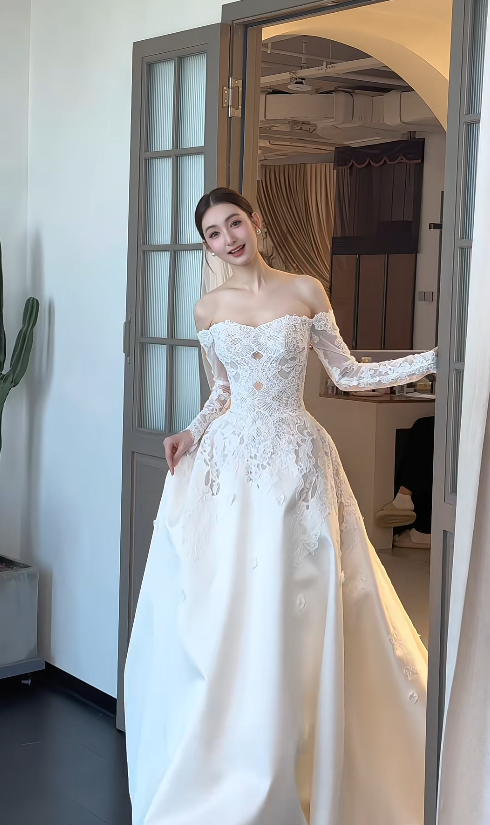Elegant A-Line Long Wedding Dress Appliques Satin White Bridal Dress Off-shoulder Long Sleeves Bridal Gown ED06324