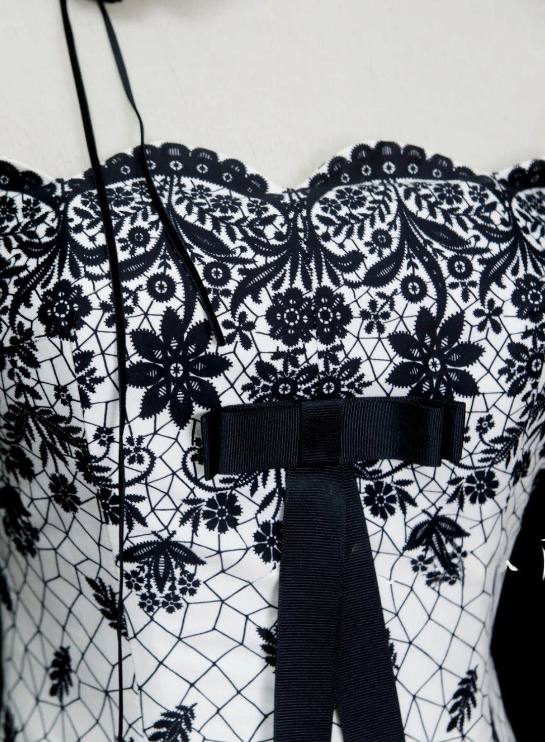 Chic Black/White Short Prom Dress Lace Birthday Dress Sheath Strapless Homecoming Dress Sleeveless Party Dress ED06503
