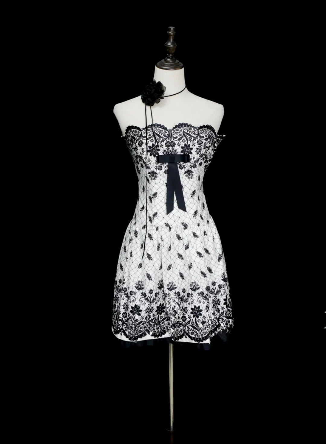 Chic Black/White Short Prom Dress Lace Birthday Dress Sheath Strapless Homecoming Dress Sleeveless Party Dress ED06503