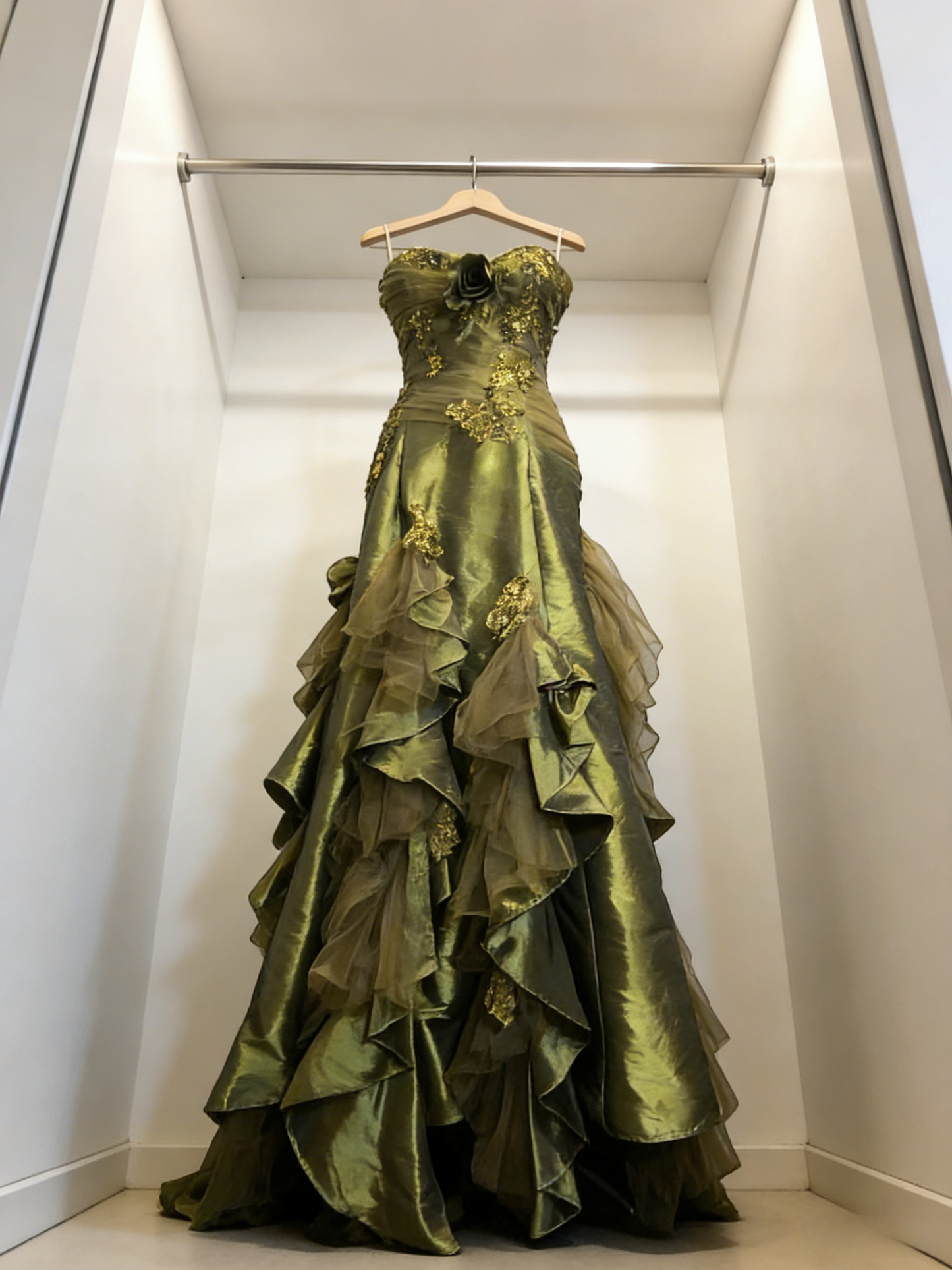 Glam Green Long Prom Dresses Appliques Sheath Evening Dresses Satin Strapless Formal Dresses EP06105