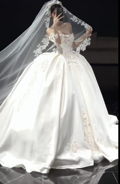 Off-the-shoulder Ball Gown White Wedding Dress with Applique Satin Bridal Dress Elegant Long-sleeved Bridal Gown HZ1024