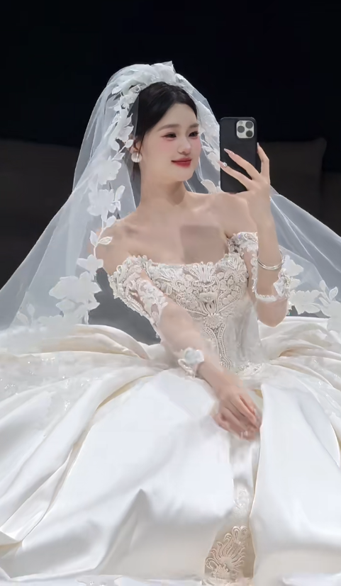 Modest Off-the-shoulder Ball Gown White Wedding Dress with Applique Satin Bridal Dress Elegant Long-sleeved Bridal Gown EW002