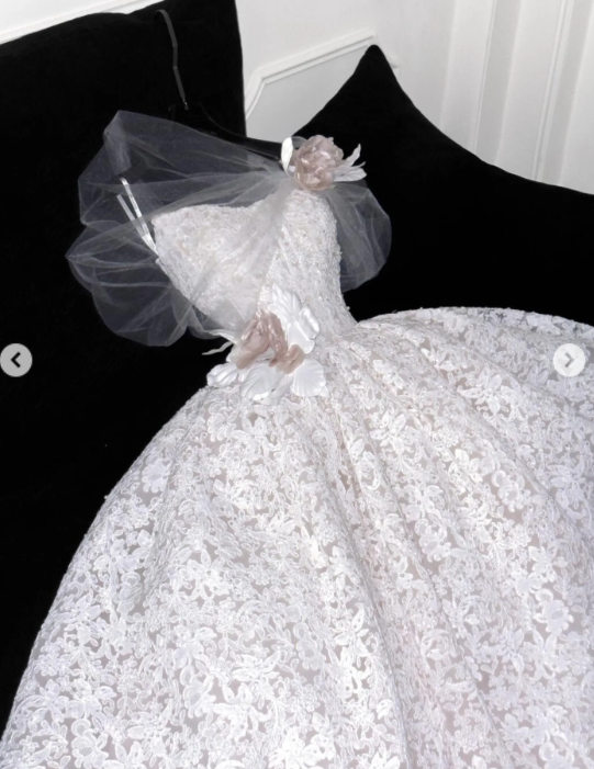 Modest Strapless Ball Gown White Wedding Dress Lace Applique Bridal Dress Elegant Sleeveless Bridal Gown EW003