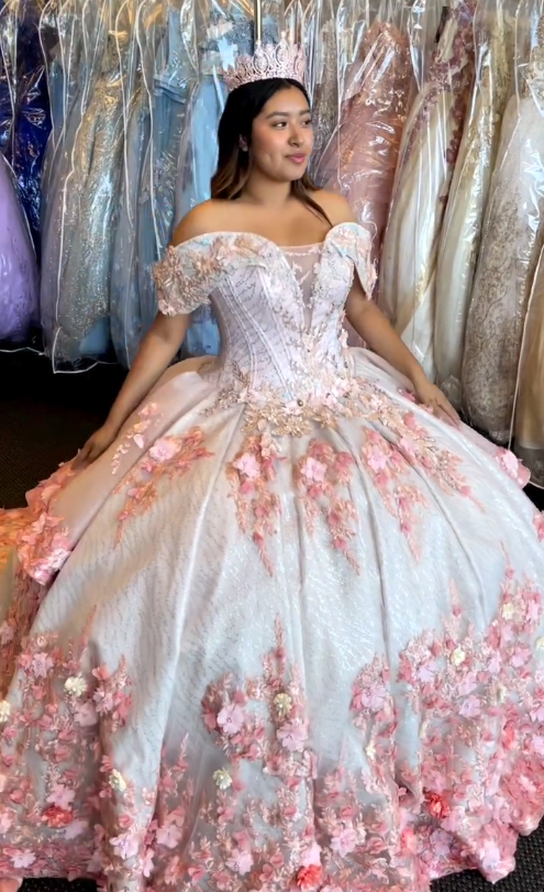 Fairytale Off-the-shoulder Ball Gown White Quinceanera Dress Tulle Applique Sweet 16 Dress EW007