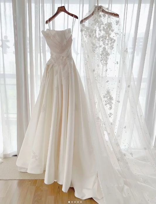 Strapless Ball Gown Satin Wedding Dresses Applique Bridal Gowns Ivory Sleeveless Bridal Dresses HZ1024