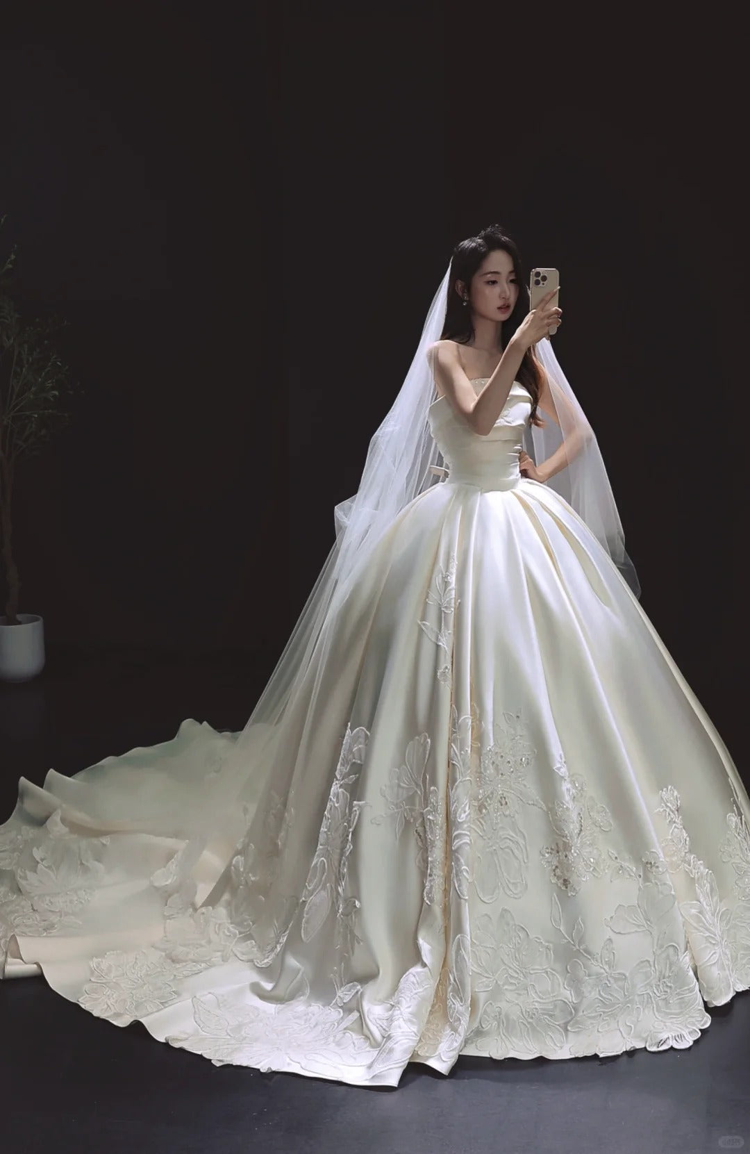White Ball Gown Strapless Satin Wedding Dress Applique Bridal Gown with Veil HZ1024