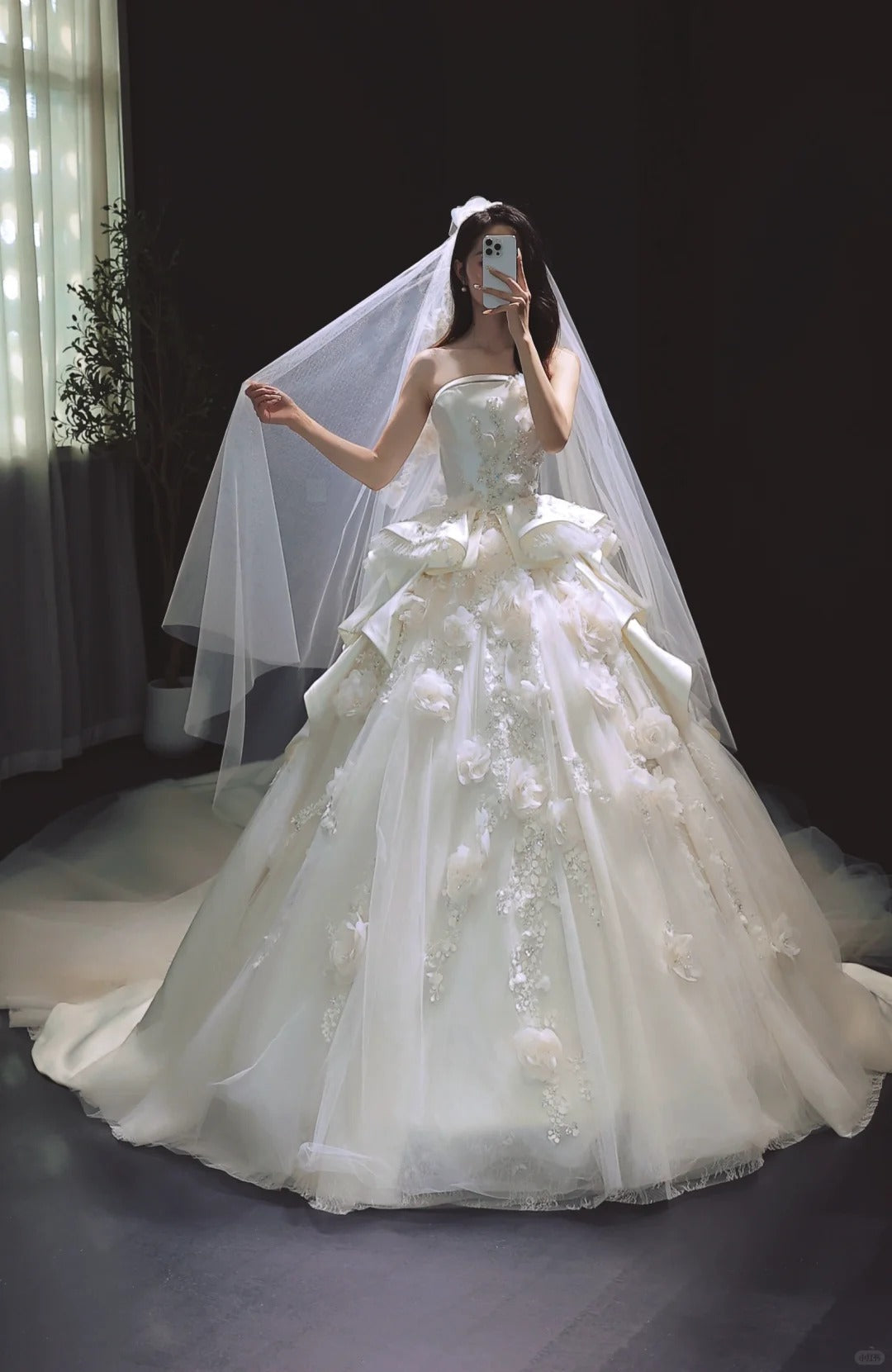 White Ball Gown Tulle Wedding Dress Strapless Applique Satin Bridal Gown with Veil HZ1024