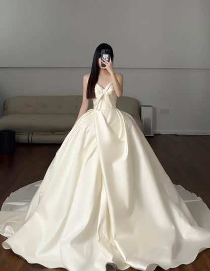 Timeless Sweetheart Neck Ball Gown Luxury Wedding Dress Elegant Satin Sleeveless Bridal Dress EW026