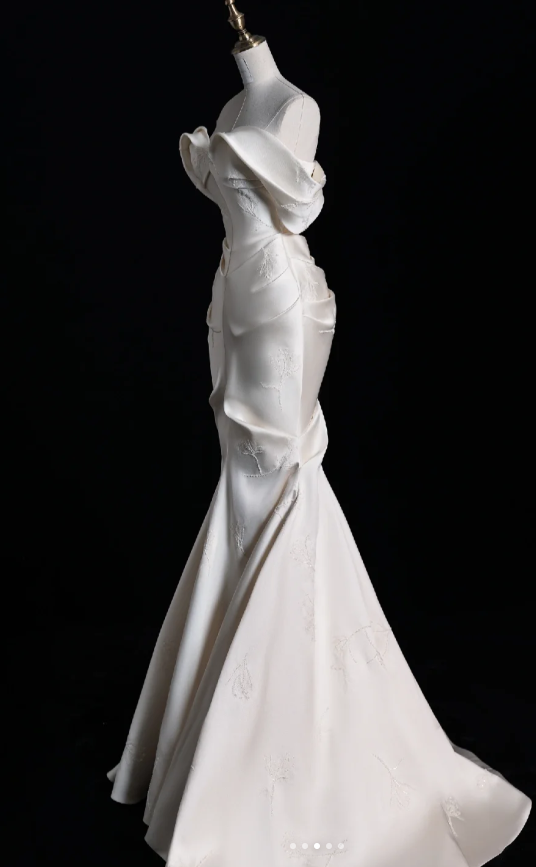 Off-the-shoulder Mermaid Luxury Wedding Dresses , Satin Elegant Bridal Gowns EW040