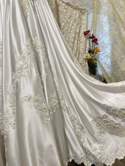 Gorgeous V Neck Satin Lace Appliques Beaded  White Formal Ball Gown Long Wedding Dress Bridal Gowns D2044