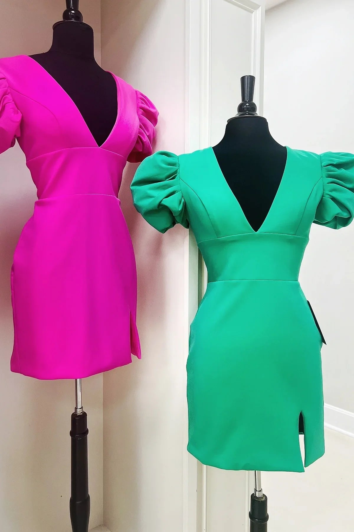 Low V-Neck Short Sleeves Bodycon Satin Mini Homecoming Dress