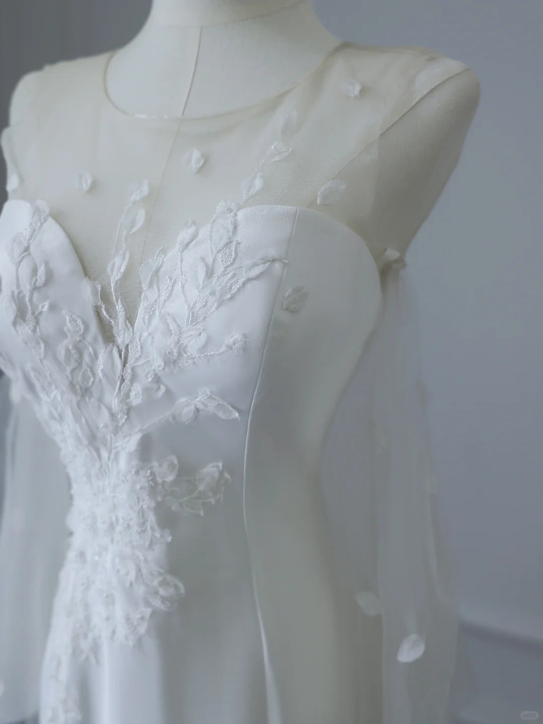 Elegant White Round Neck Lace Sleeveless Mermaid Satin Wedding Dress P2529